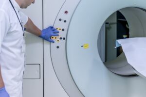 engenheiro clínico avaliando equipamento médico em hospital