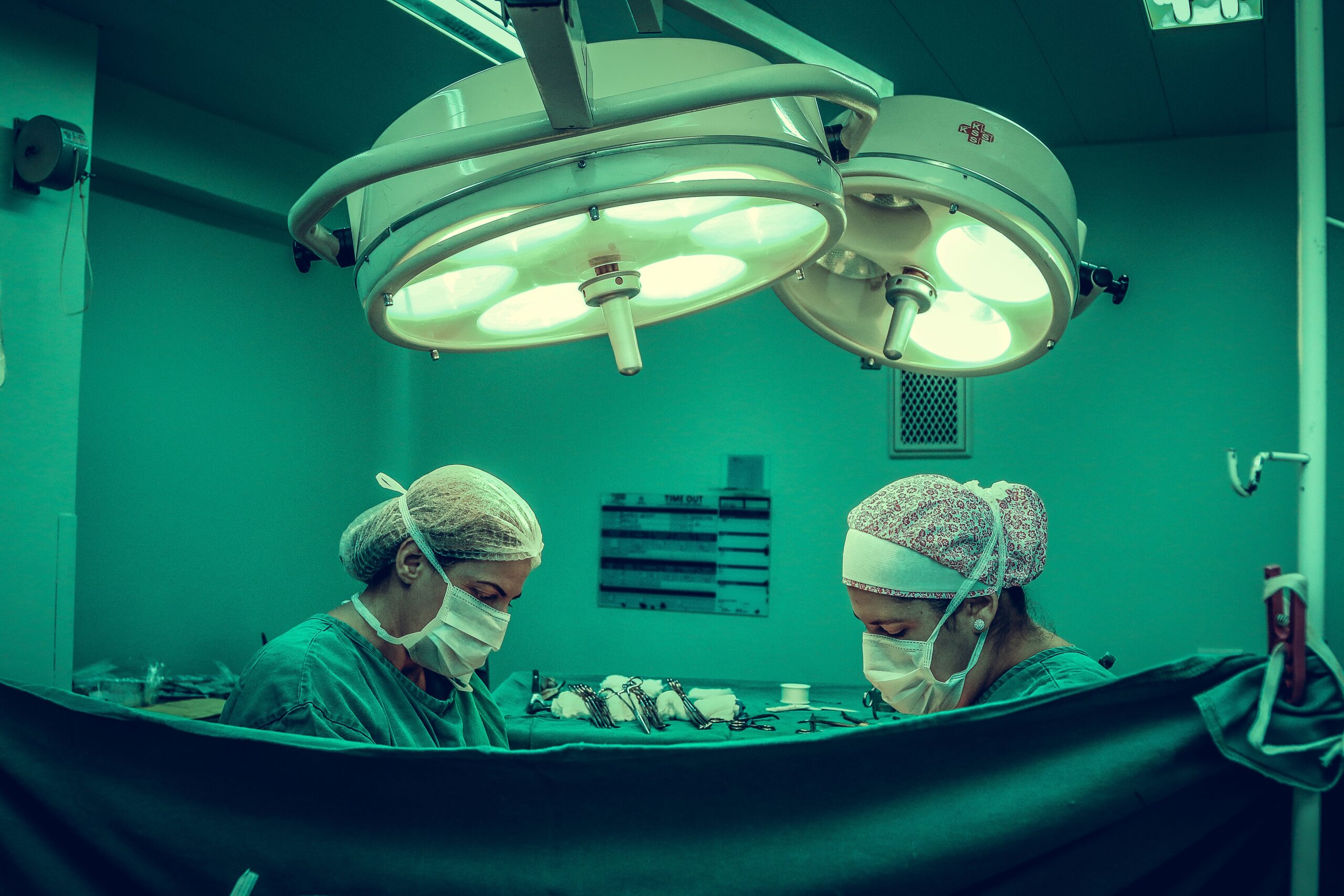Engenheiro clínico em ambiente hospitalar analisando equipamento médico