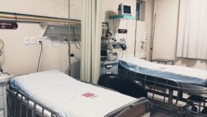 Lista completa dos equipamentos médicos obrigatórios em UTI Adulto conforme a RDC 07/2010, desafios de gestão e normativas para Engenharia Clínica.