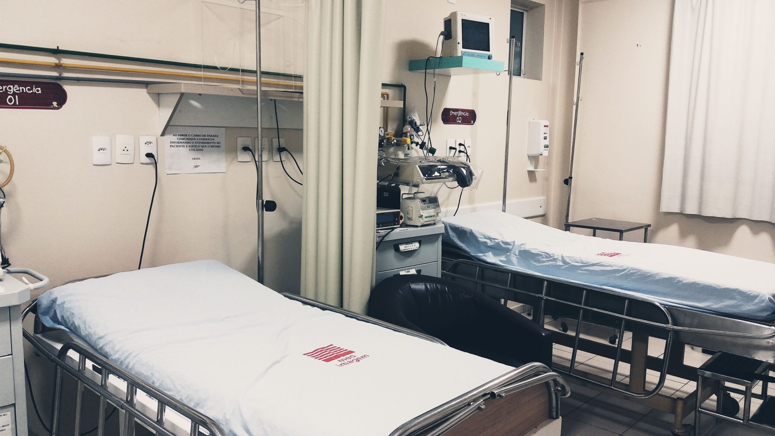 Lista completa dos equipamentos médicos obrigatórios em UTI Adulto conforme a RDC 07/2010, desafios de gestão e normativas para Engenharia Clínica.